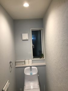 花柄のアクセントクロスを使ったトイレ
