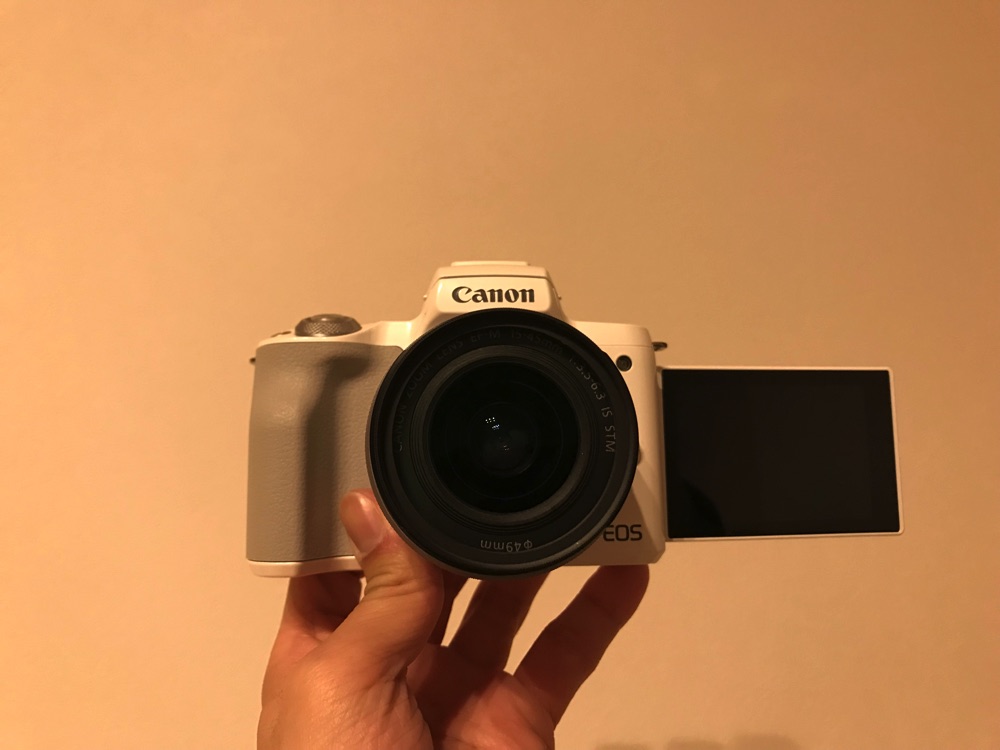 EOS Kiss Mはバリアングル液晶で自撮り楽々