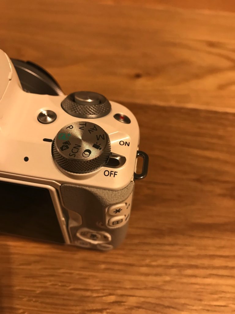 EOS Kiss M で使えるカメラストラップは取り付け幅8mm