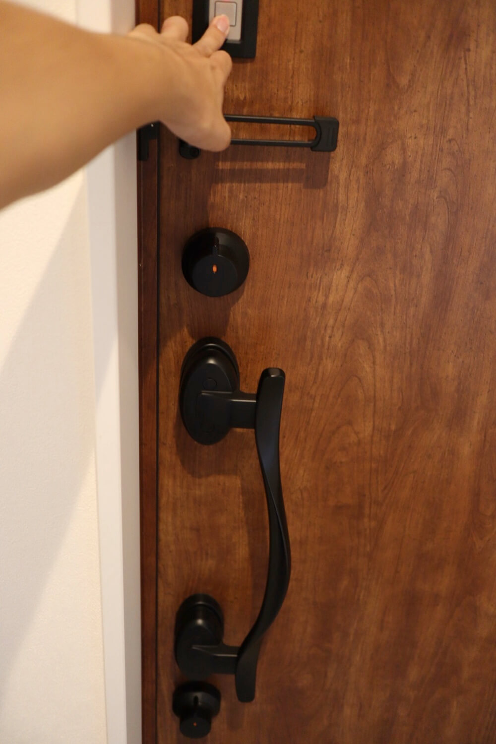 玄関の鍵を電子キーにすれば、ボタン一つで2つの鍵を開けたり閉めたりできる