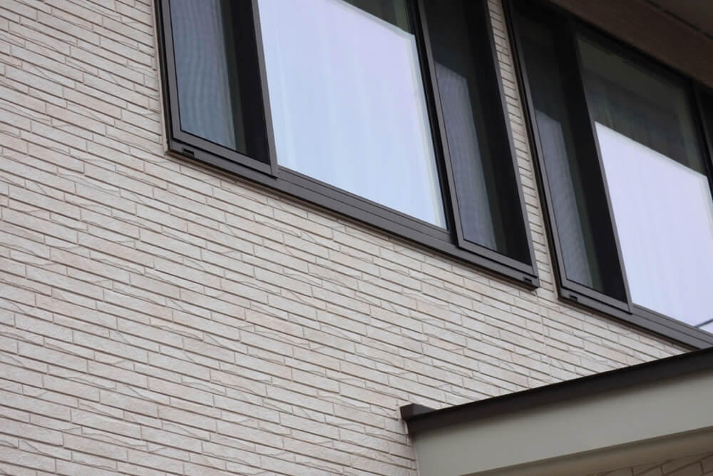 光セラなら汚れやすい窓枠でもキレイを保てますよ。